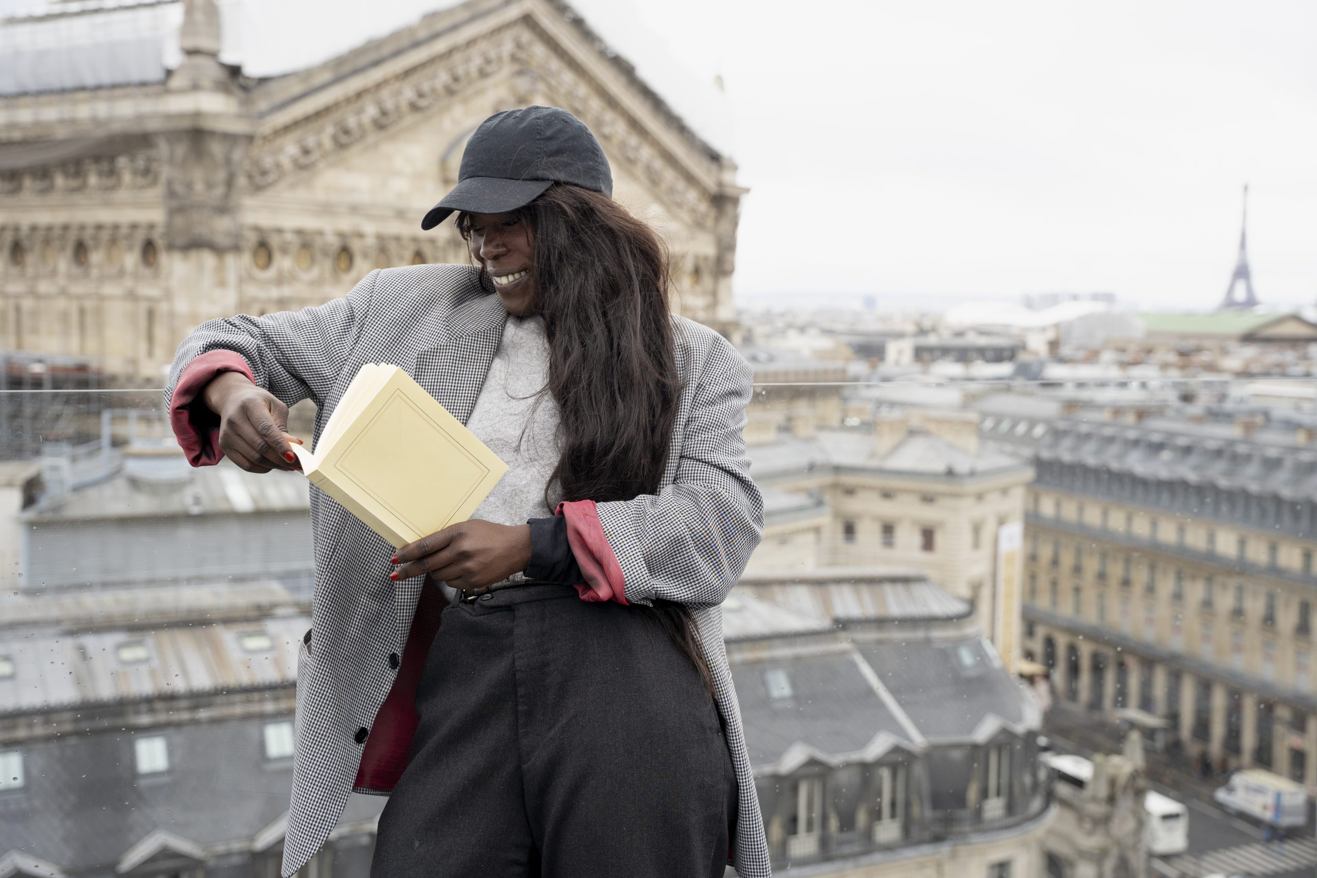 black-lady-reading-near-eiffel-tower-in-paris